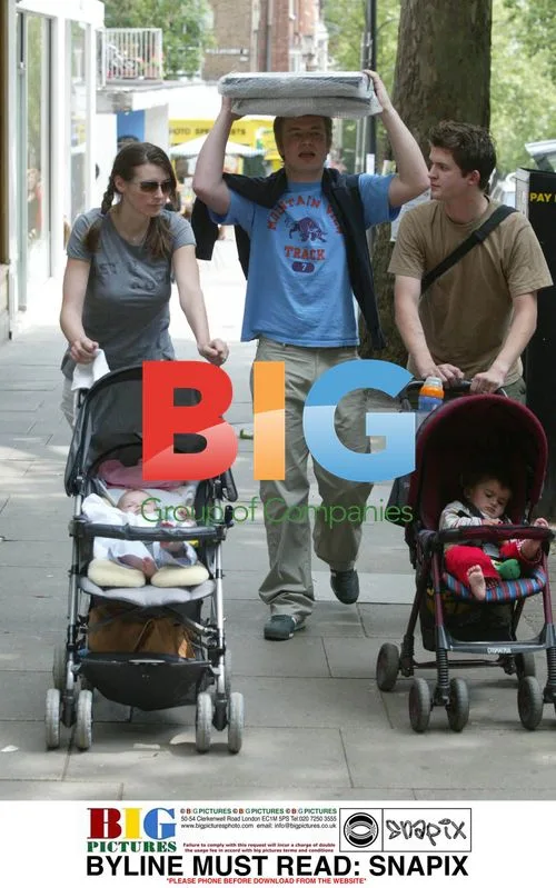 JAMIE and JULES OLIVER with baby POPPY shopping