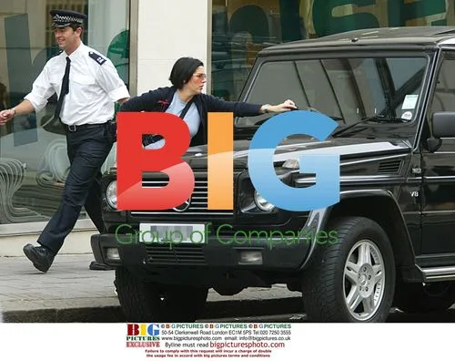 Sharleen Spiteri Reads Flattering Note on Car