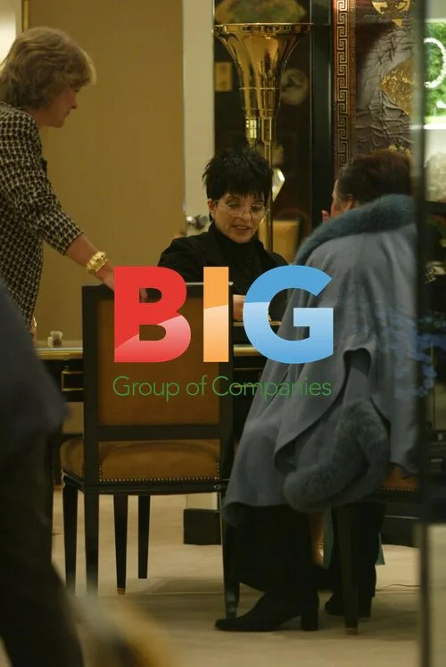 Liza Minnelli Goes Shopping in London
