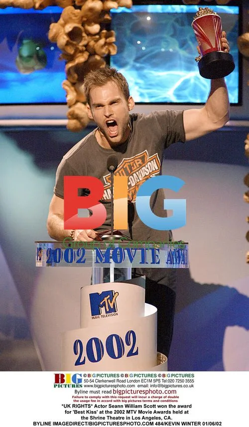 Seann William Scott Wins 'Best Kiss' at 2002 MTV Movie Awards