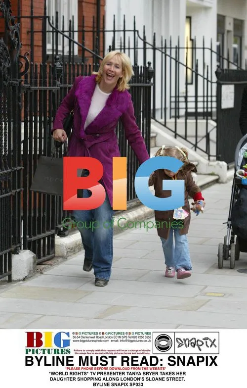 Tanya Bryer Out Shopping with Daughter