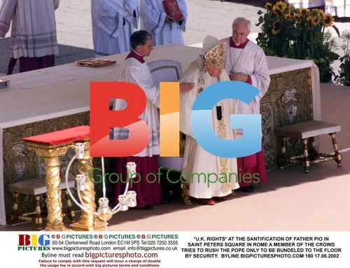 Man Rushes Pope at Father Pio Sanctification