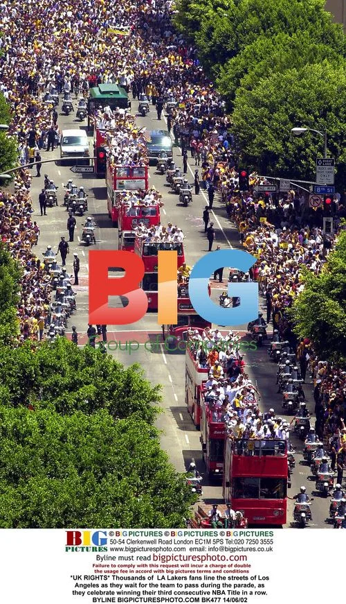 LA Lakers Fans Cheer at NBA Title Parade