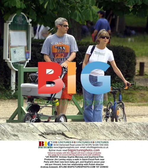 Sophie Marceau and Jim Lemley in Saint-Cloud Park