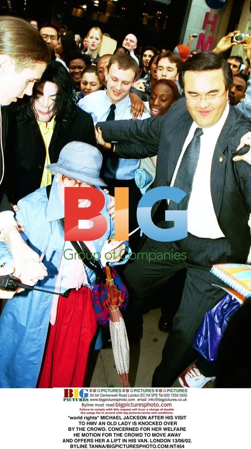 Michael Jackson Helps Old Lady After HMV Visit