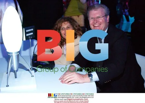 Amy Pascal and Howard Stringer at Men In Black II Premiere