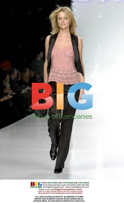 BLUMARINE Autumn/Winter 2002 Women's Fashion Show