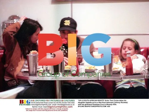 Tom Cruise with daughter and Penelope Cruz at Johnny Rockets