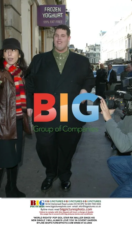 POP IDOL RIK WALLER sings "I WILL ALWAYS LOVE YOU" in Covent Garden