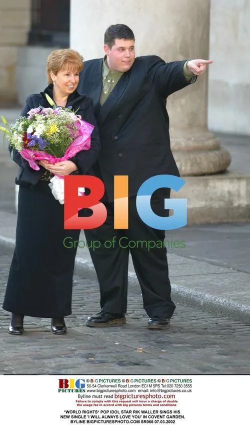 Pop Idol Star Rik Waller Sings in Covent Garden