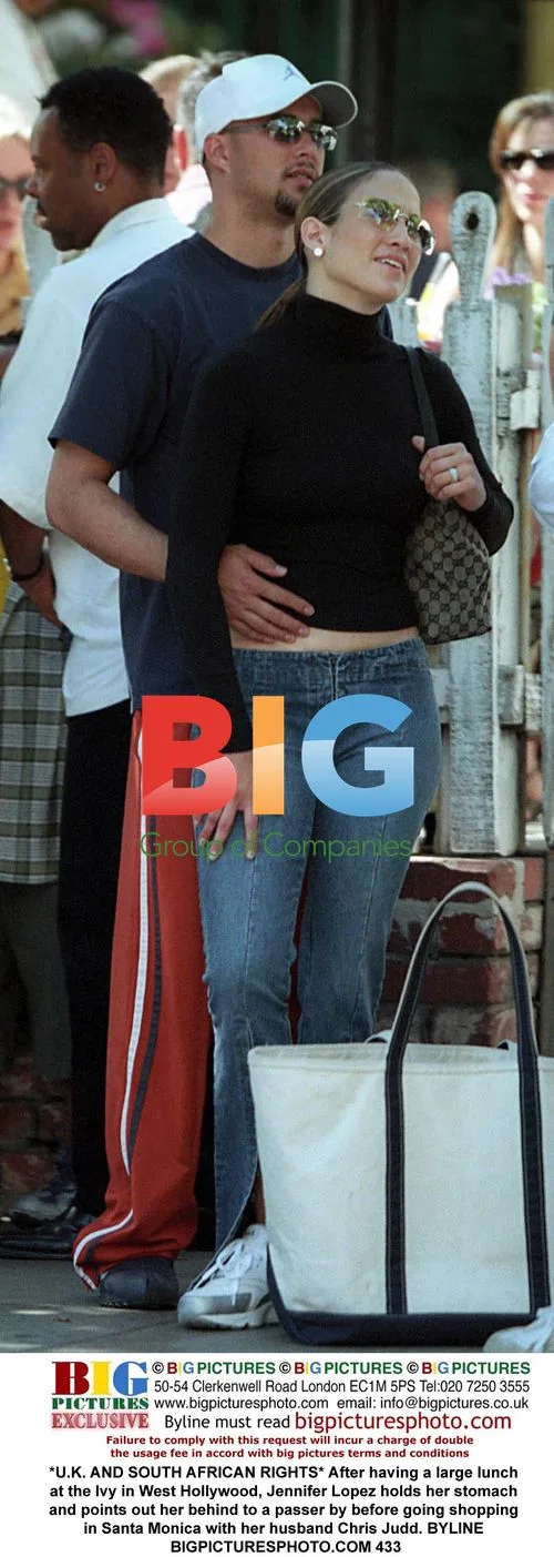 Jennifer Lopez points out stomach after lunch