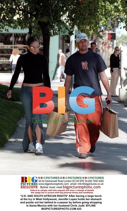 Jennifer Lopez points out figure after lunch