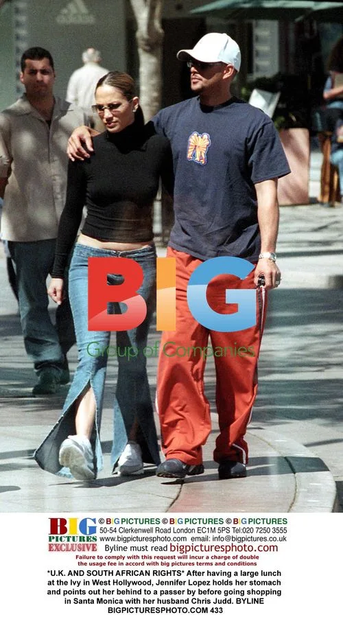 Jennifer Lopez points out stomach after lunch