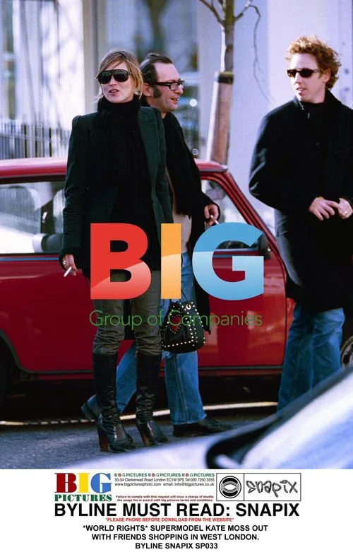 KATE MOSS OUT SHOPPING WITH FRIENDS