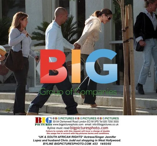 Jennifer Lopez and Chris Judd shopping