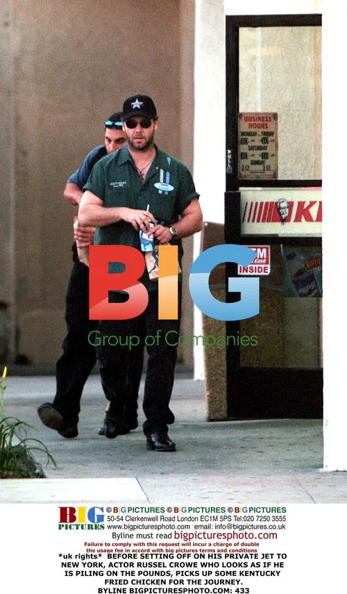Russel Crowe grabs KFC before private jet
