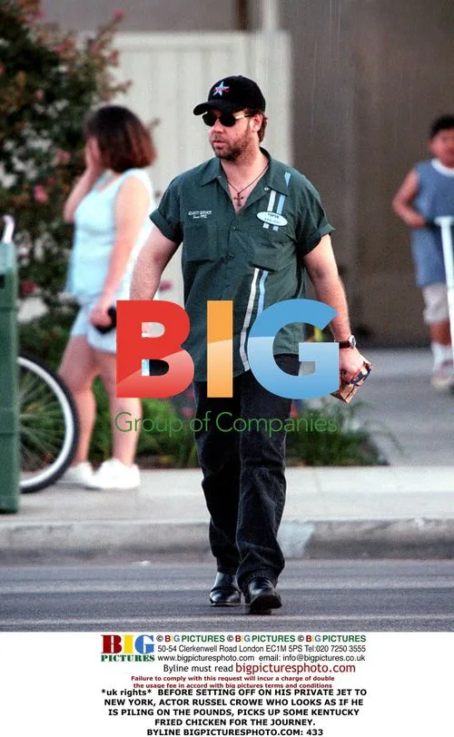 Russel Crowe picks up KFC before private jet