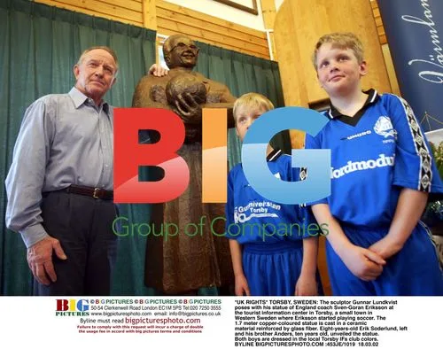 Sculptor Gunnar Lundkvist poses with statue of Sven-Eriksson