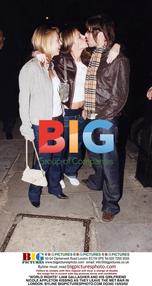 Liam Gallagher and Nicole Appleton Kissing