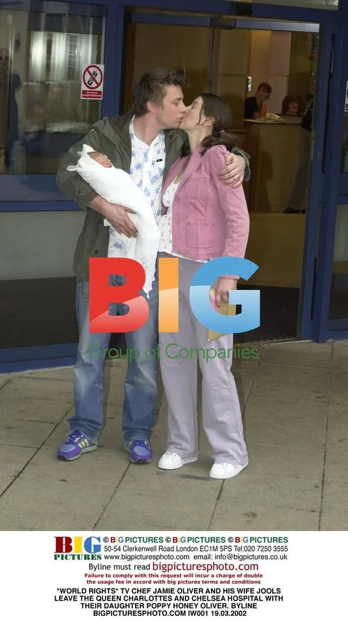 TV Chef Jamie Oliver Leaves Hospital with Daughter