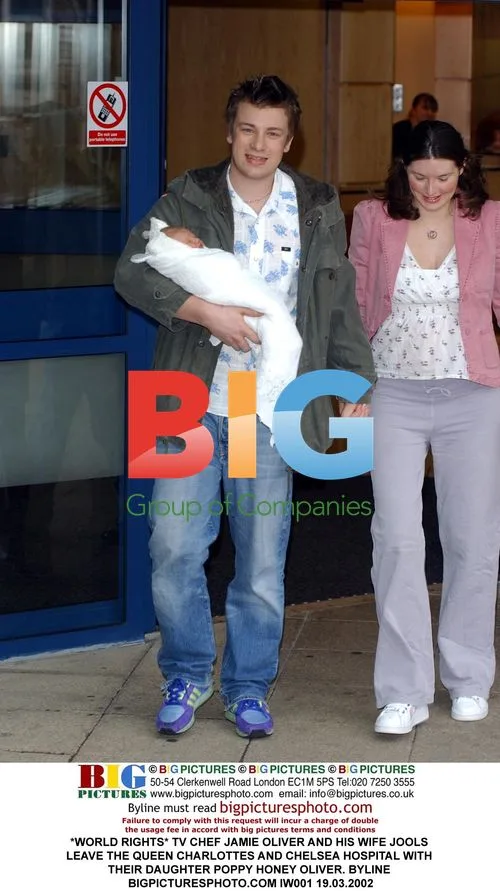 TV Chef Jamie Oliver & Family Leave Hospital