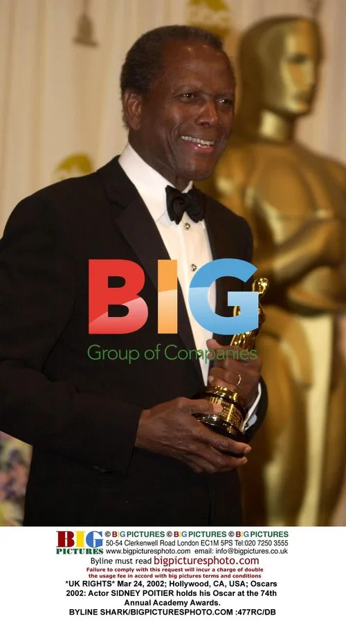 Sidney Poitier Holds Oscar at 2002 Oscars