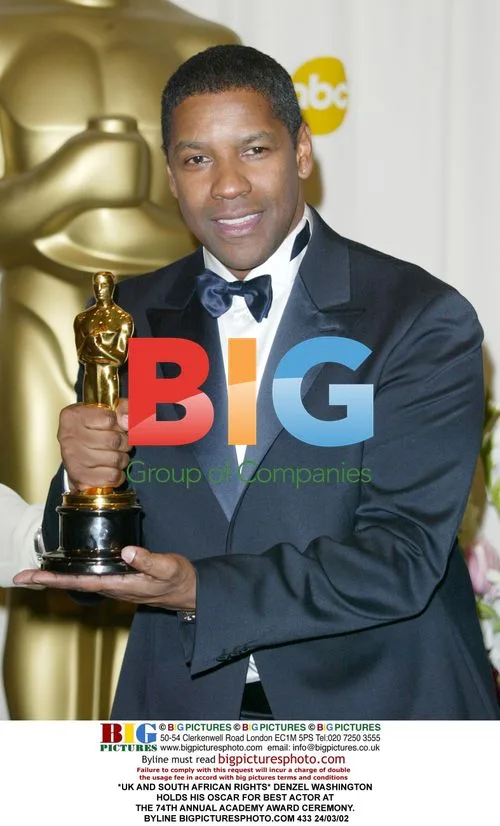 Denzel Washington Accepts Oscar