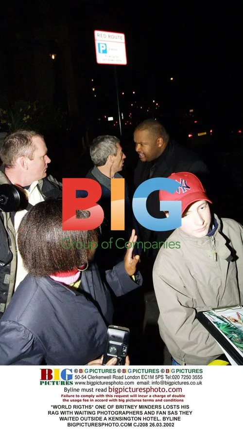 Britney Spears' security guard loses temper with paparazzi