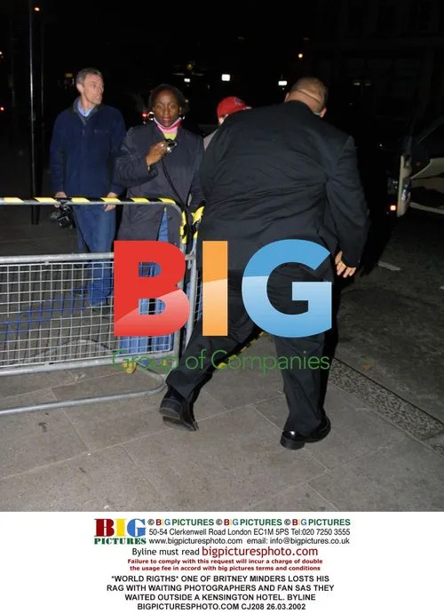 Britney Spears' bodyguard loses temper with paparazzi