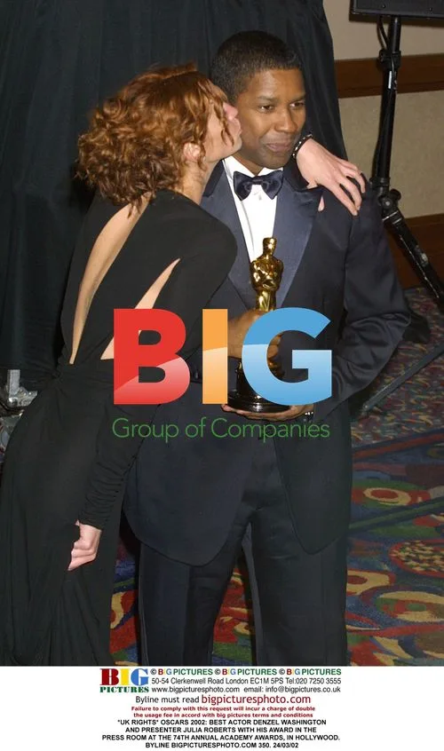 Denzel Washington and Julia Roberts at Oscars 2002
