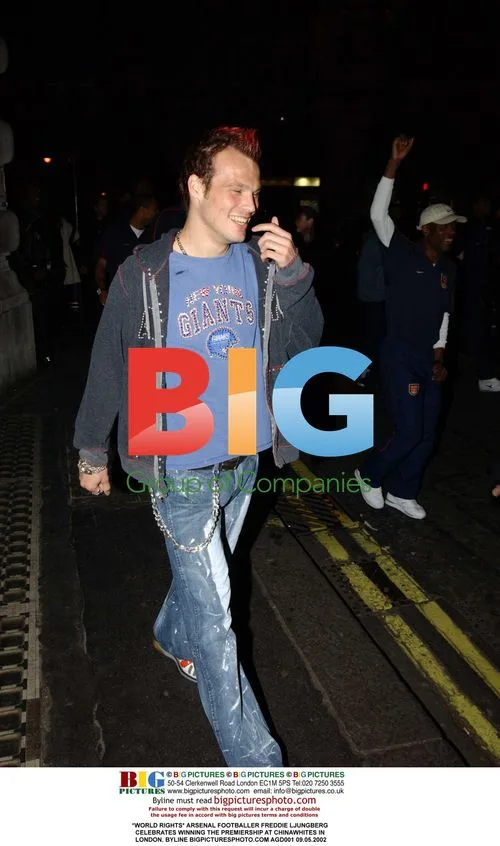 Freddie Ljungberg celebrates Premiership win