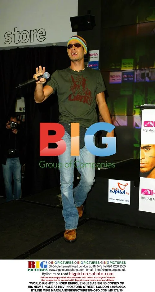 Enrique Iglesias signs new single at HMV