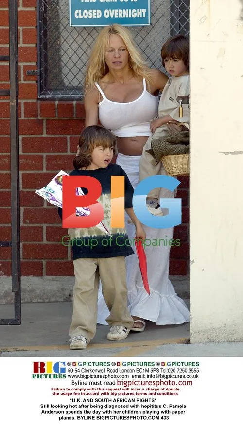 Pamela Anderson spends day with kids