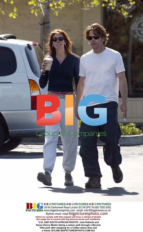 Julia Roberts and Danny Moder take nature walk