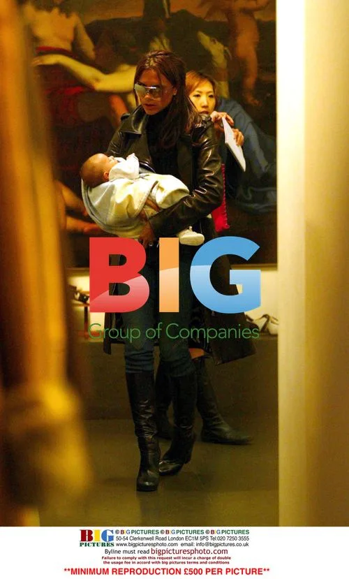 Victoria Beckham Shopping with Family