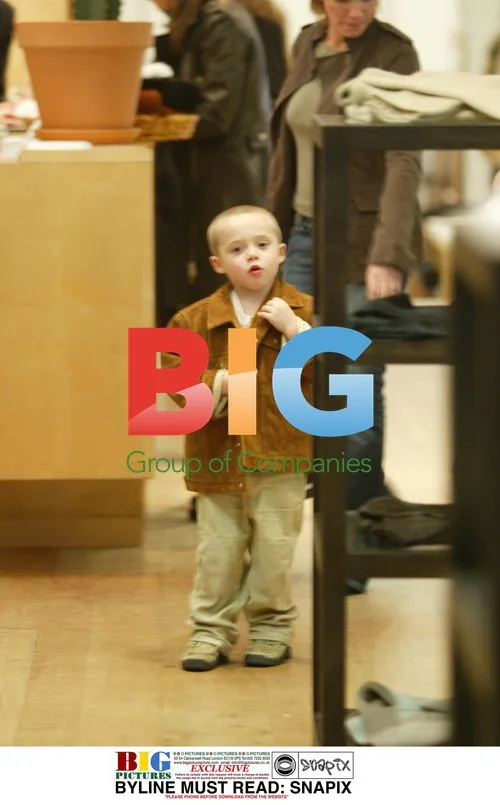 Victoria Beckham Shopping with Family