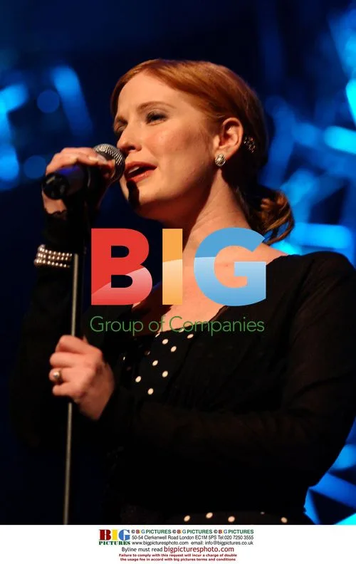 Leigh Nash of Sixpence None the Richer Performs
