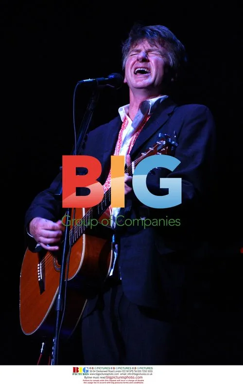 Neil Finn at DKNY Vanity Fair Concert
