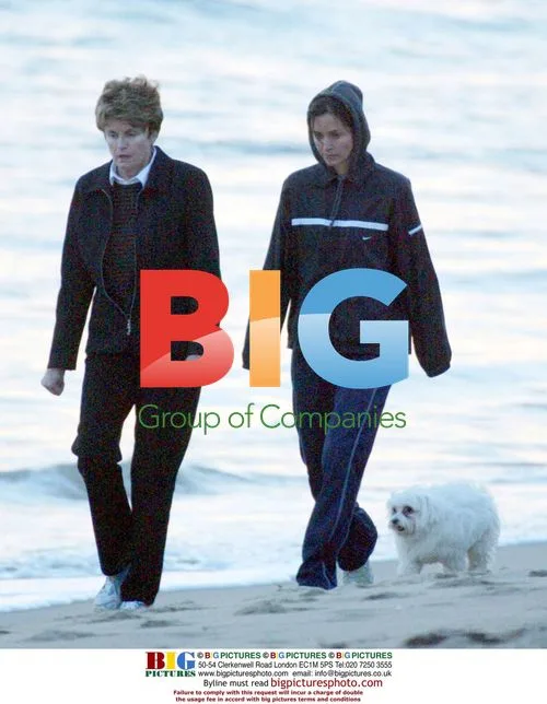 Courtney Cox Arquette and her mother walk dogs