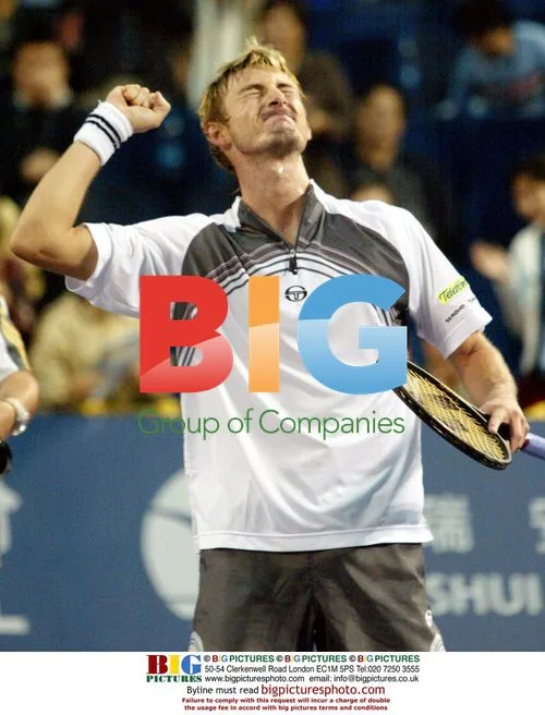 Juan Carlos Ferrero defeats Andre Agassi