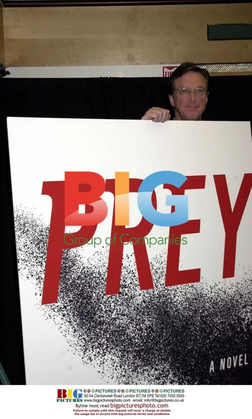 Michael Crichton signs 'Prey' at Barnes & Noble, NY