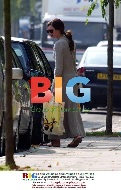 Ewan McGregor and wife shopping