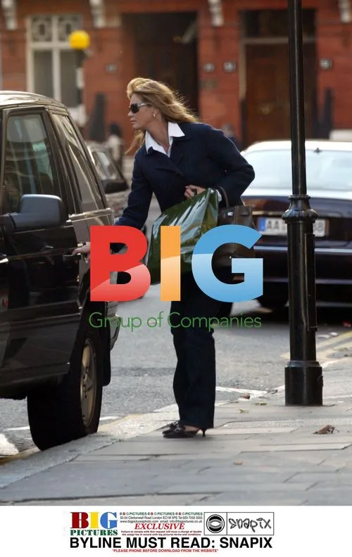 ELLE MACPHERSON visits Knightsbridge shop