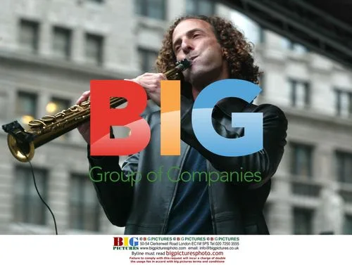 Musician Kenny G performs free concert in NYC