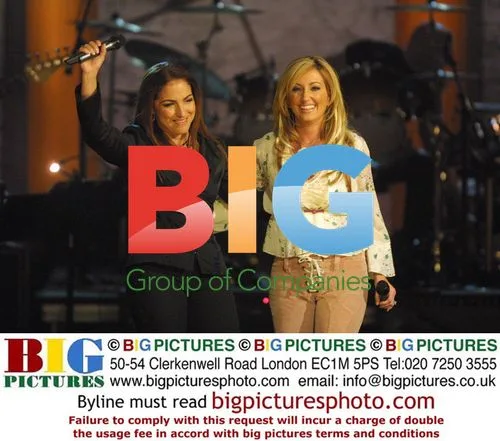 Gloria Estefan and Lee Ann Womack perform