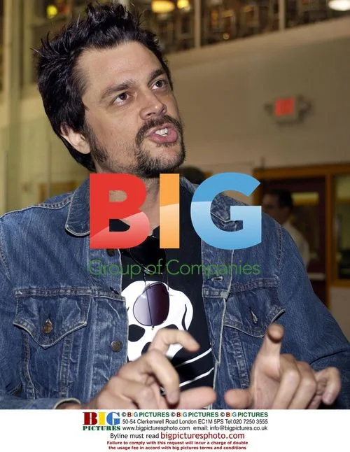 Johnny Knoxville visits Atlanta Thrashers practice