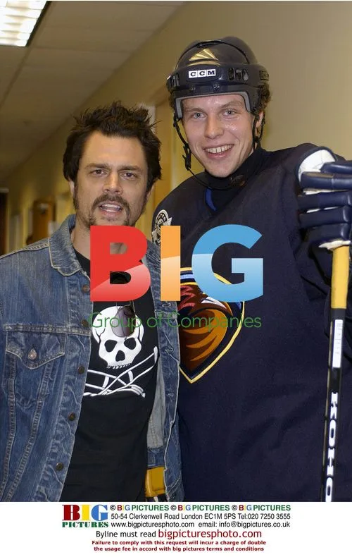 Johnny Knoxville visits Thrashers practice