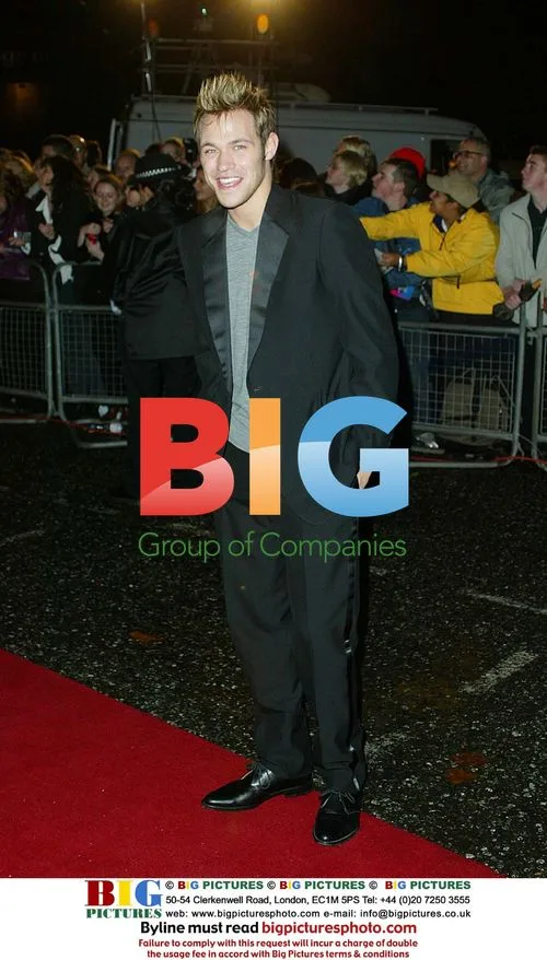 Photo of two celebrities posing on red carpet