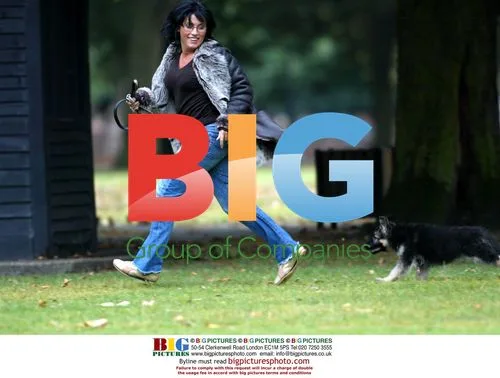 Jessie Wallace Training New Dog