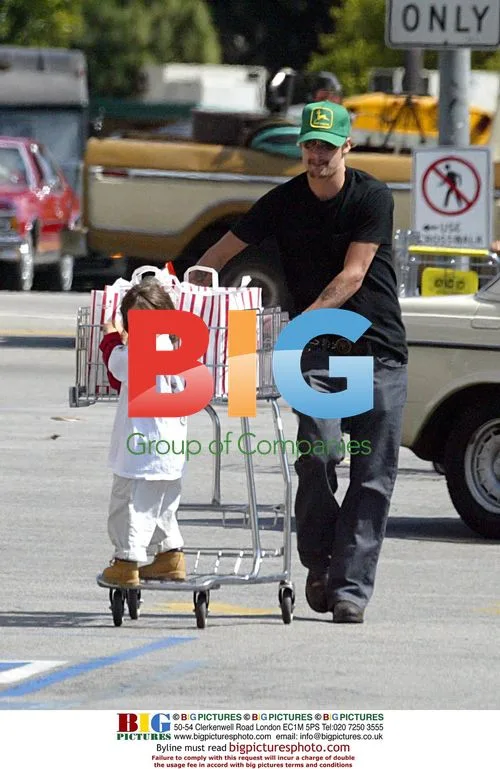 Pamela Anderson and Kid Rock shop in Santa Monica